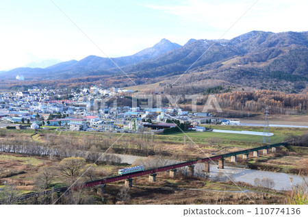 根室本線的普通列車在冬日的風景中穿越空知川大橋（下） 110774136