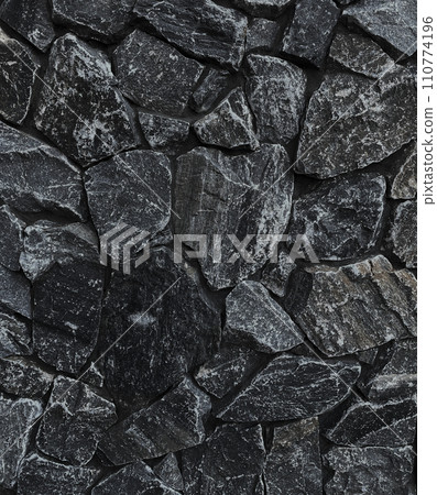 明亮脫鹽顏色的不規則形狀磚石表面的背景影像 110774196