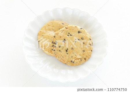 Sesame rice crackers Sesame rice crackers 110774750