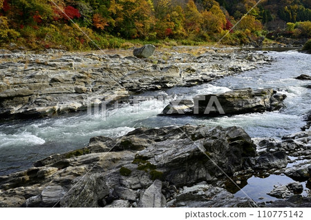 長瀞岩榻南端和荒川急流附近的秋葉谷。 長瀞岩榻南端和荒川急流附近的秋葉谷。 110775142