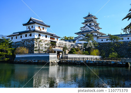 Imabari Castle in the blue sky 110775370