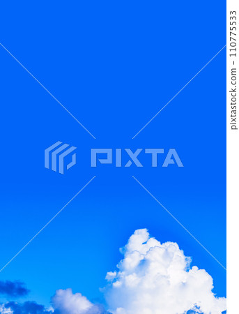 A cumulonimbus cloud is growing in the blue sky [ image of summer ] 110775533