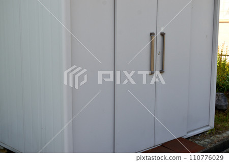 有白色牆壁和百葉窗的儲藏室 110776029