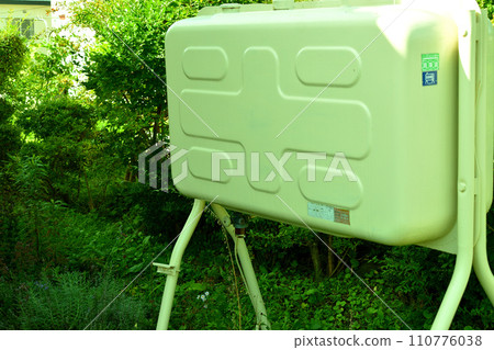 白色煤油罐 110776038