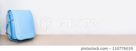 一個書包放在書桌上 [ 進入小學的形象 ] 110776039