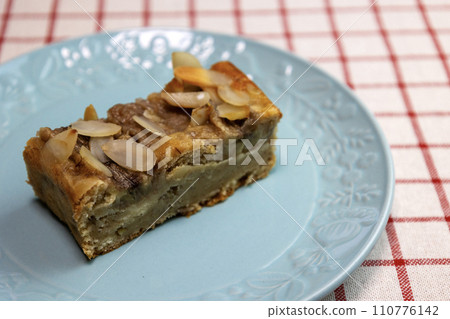 淺藍色盤子上的香蕉蛋糕 淺藍色盤子上的香蕉蛋糕 110776142