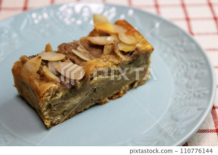 淺藍色盤子上的香蕉蛋糕 淺藍色盤子上的香蕉蛋糕 110776144