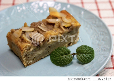 淺藍色盤子上的香蕉蛋糕 淺藍色盤子上的香蕉蛋糕 110776146