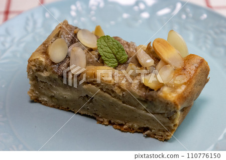 淺藍色盤子上的香蕉蛋糕 110776150