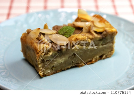 淺藍色盤子上的香蕉蛋糕 110776154