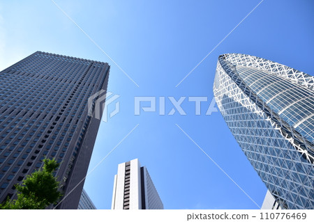 Skyscraper and blue sky 110776469