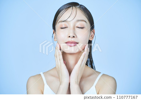 美女形象,女人摸臉 美女形象,女人摸臉 110777167