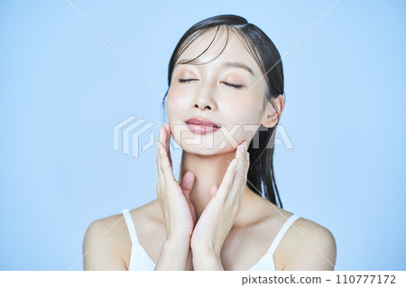 美女形象,女人摸臉 美女形象,女人摸臉 110777172