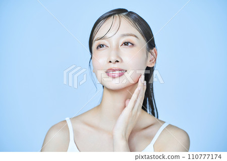 美女形象,女人摸臉 美女形象,女人摸臉 110777174