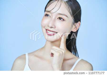 美女形象,女人摸臉 美女形象,女人摸臉 110777177