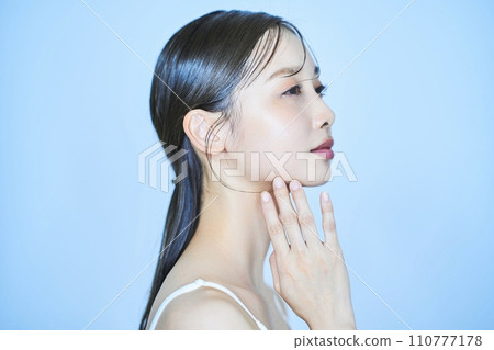 美女形象,女人摸臉 美女形象,女人摸臉 110777178