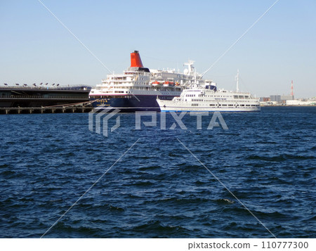 A view of Yokohama Pier seen from Yamashita Park 110777300