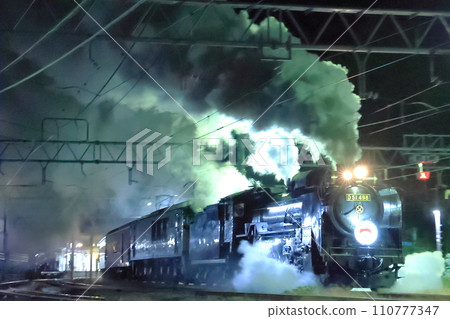 Commemorative train commemorating the 150th anniversary of the opening of the railway departing from Minakami Station at night with a whistle blowing, a combination of D51 and EF64 Commemorative train commemorating the 150th anniversary of the opening of the railway departing from Minakami Station at night with a whistle blowing, a combination of D51 and EF64 110777347