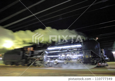 夜晚的水上站,D51蒸汽機車旋轉,鐵路開通150週年,夜間列車水上 夜晚的水上站,D51蒸汽機車旋轉,鐵路開通150週年,夜間列車水上 110777349