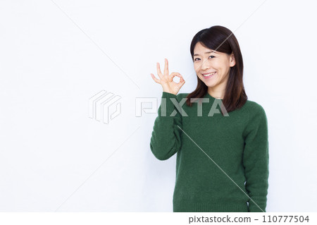 一名 40 多歲的女性做出「OK」手勢 110777504