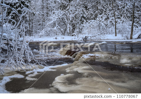 beautiful freezing river. ice rolls on the river 110778067