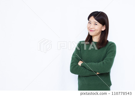 40多歲的女人雙手交叉思考 110778543