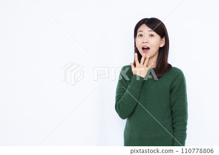 微笑驚訝的 40 多歲女性 110778806