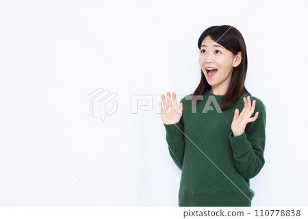 微笑驚訝的 40 多歲女性 110778838