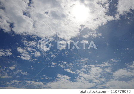 秋天天空和白色雲彩 秋天天空和白色雲彩 110779073