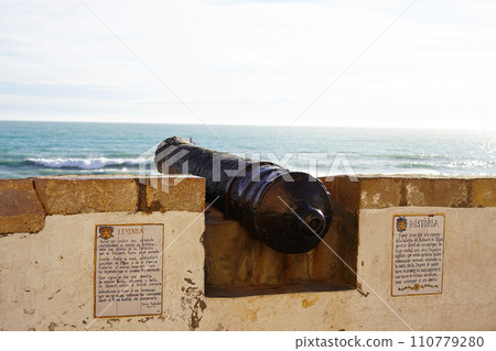 西班牙錫切斯老城區俯瞰大海的歷史大砲 110779280