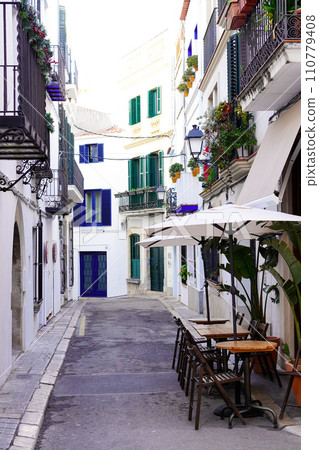 西班牙巴塞隆納度假小鎮錫切斯一條充滿地中海風情的街道 110779408