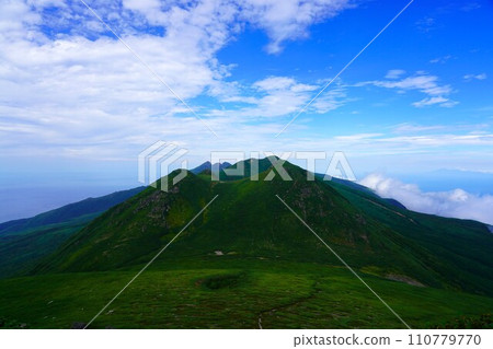 從羅臼山頂看知床半島的山脈 110779770