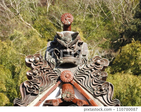 岡山縣真庭市勝山的玉雲宮鬼河原和紅瓦屋頂的裝飾瓦 110780087