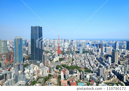 麻布台山森 JP 塔和東京鐵塔周圍的城市景觀 110780172