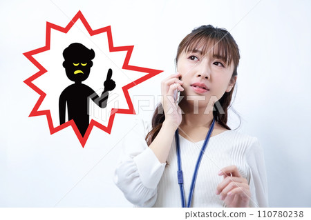 一名婦女回應投訴的圖片 110780238