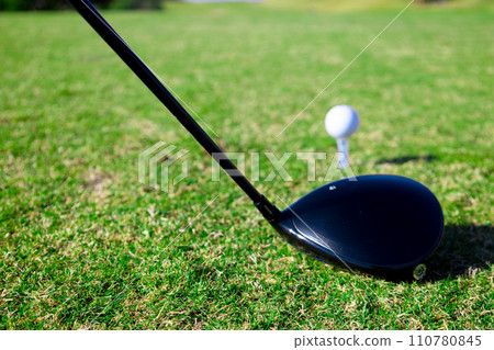 高爾夫球和發球桿在藍天高爾夫球場的發球檯上（千葉縣富津市） 110780845
