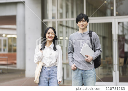 Image of university students: Young men and women smiling at the camera Photography cooperation: Ariake College of Education and Arts 110781283