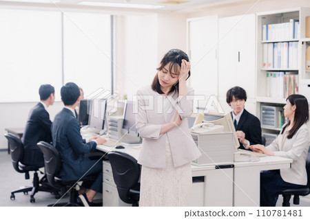 Business woman worried in the office 110781481