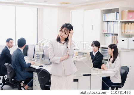 Business woman worried in the office 110781483