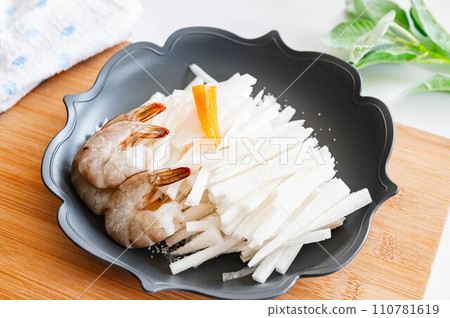 Shredded radish and shrimp with salt 110781619