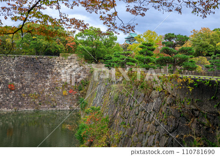 秋天的大阪城 — 京橋口的城堡塔與北部外護城河的秋葉 2023 年 11 月 6 日 秋天的大阪城 — 京橋口的城堡塔與北部外護城河的秋葉 2023 年 11 月 6 日 110781690