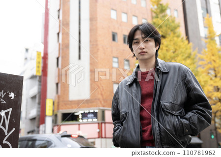 冬天的西新宿和穿著皮夾克的年輕人 冬天的西新宿和穿著皮夾克的年輕人 110781962