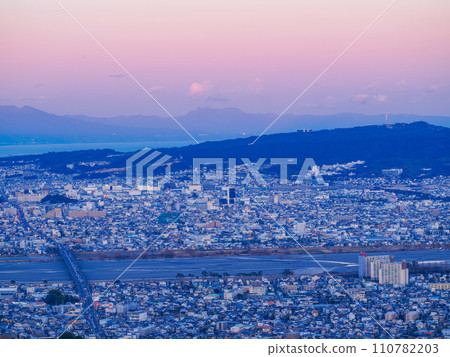 (Shizuoka Prefecture) Orange sky, cityscape towards Nihondaira/Shizuoka Ohashi Bridge 110782203