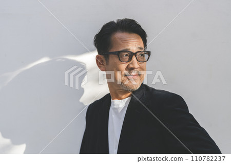 一名50多歲、戴眼鏡的男子 110782237