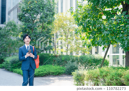 穿西裝上下班的商人 穿西裝上下班的商人 110782273