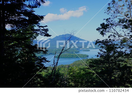 從奧寒岳登山道眺望阿寒湖和富普什山 110782434