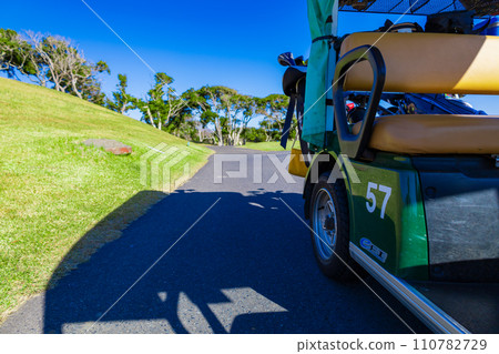 Blue sky golf course/long course teeing area and golf cart (Kisarazu City, Chiba Prefecture) Blue sky golf course/long course teeing area and golf cart (Kisarazu City, Chiba Prefecture) 110782729