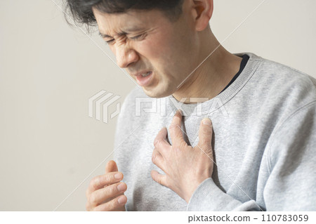 Middle-aged man in poor health, chest pain, myocardial infarction, heart attack, angina pectoris, aortic dissection 110783059