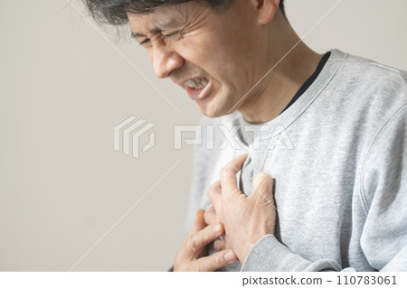Middle-aged man in poor health, chest pain, myocardial infarction, heart attack, angina pectoris, aortic dissection 110783061