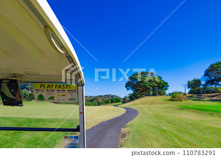 Blue sky golf course/long course teeing area and golf cart (Kisarazu City, Chiba Prefecture) Blue sky golf course/long course teeing area and golf cart (Kisarazu City, Chiba Prefecture) 110783291